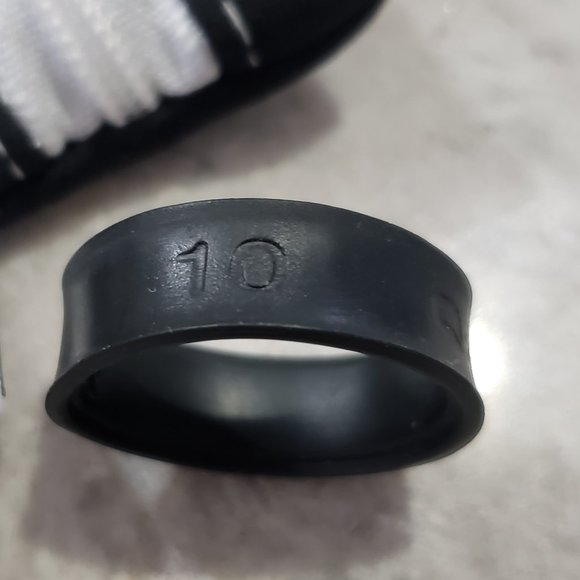 QALO Men's 'Step Edge' Black Silicone Band, Size 10 - Picture 2 of 5